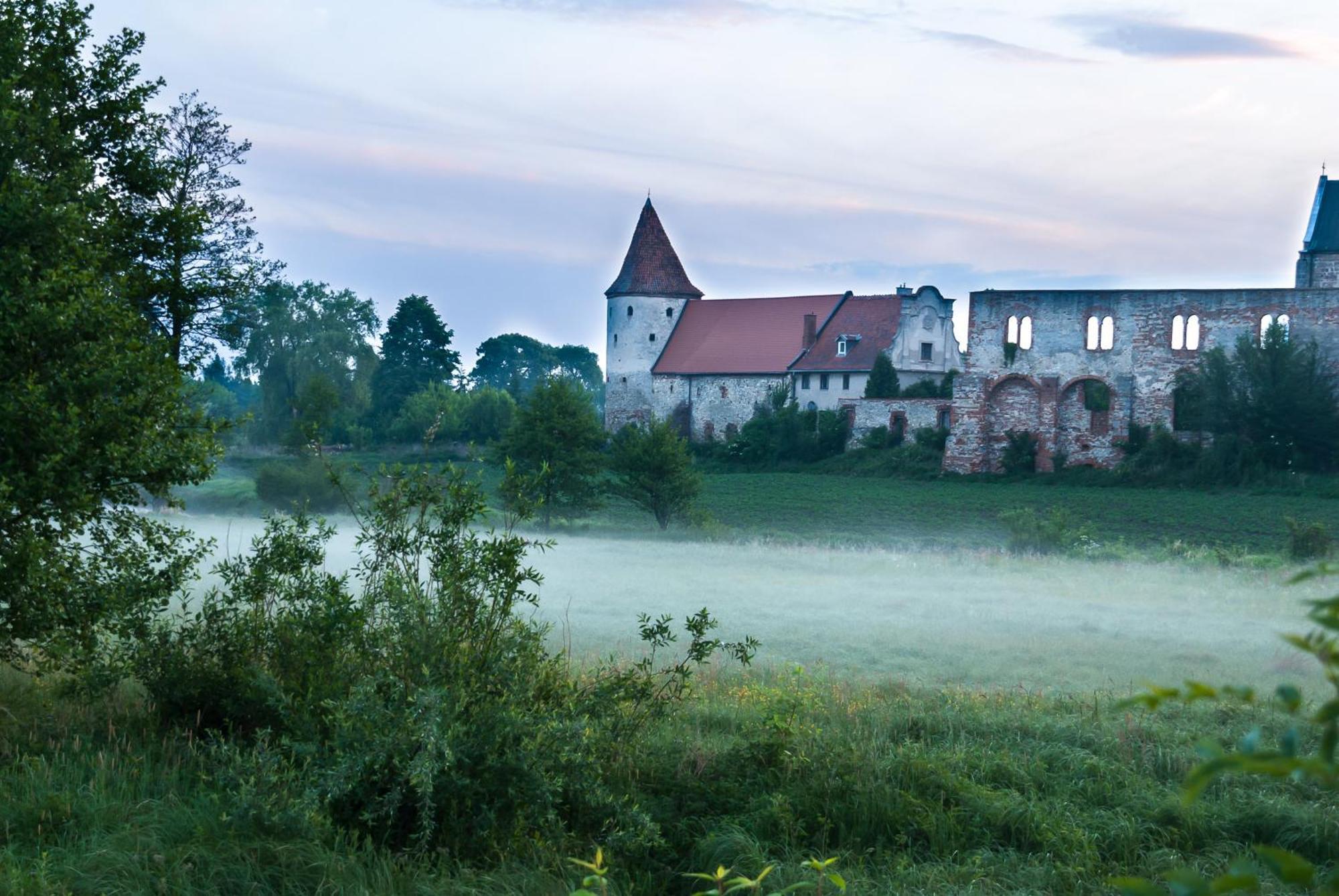 Hotel Podklasztorze Сулеюв Екстериор снимка