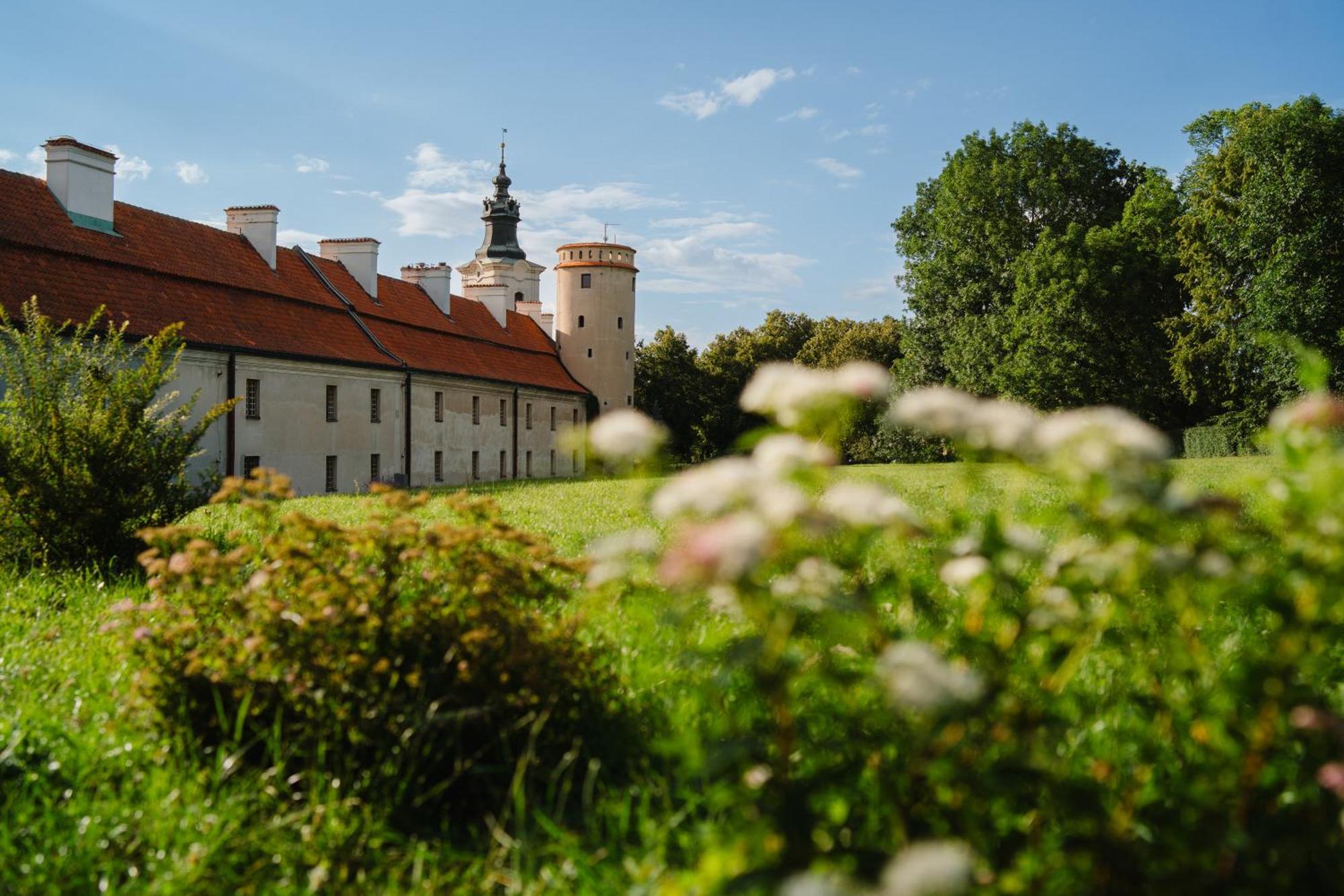 Hotel Podklasztorze Сулеюв Екстериор снимка