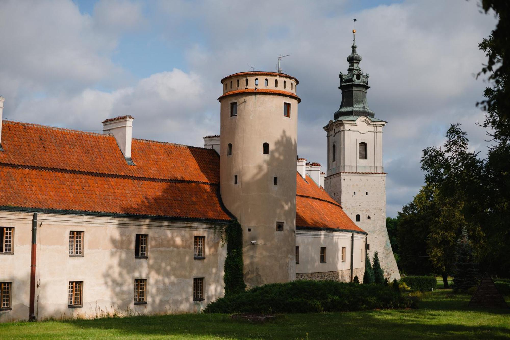 Hotel Podklasztorze Сулеюв Екстериор снимка