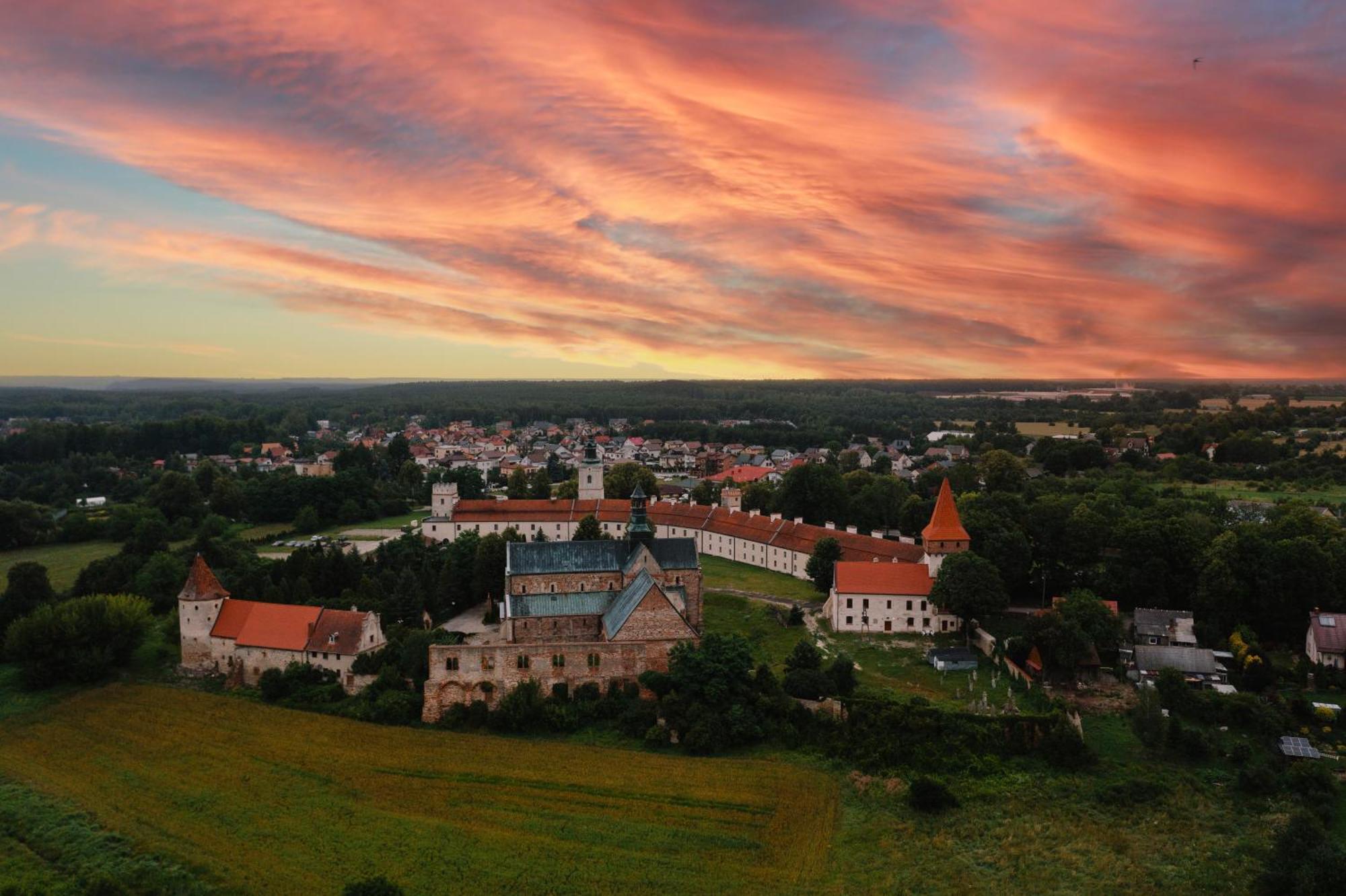 Hotel Podklasztorze Сулеюв Екстериор снимка